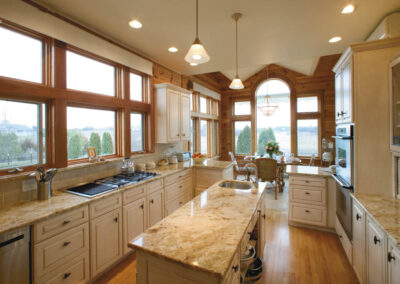 Приготування свіжої та поживної їжі відіграє надзвичайно важливу роль у підтримці здоров’я на належному рівні. Незважаючи на те, що в різних будинках у «Карпатських садах» кухні можуть бути виконані в різній кольоровій гамі та різних стилях, дизайн кожної кухні спроєктовано таким чином, щоб отримати максимум сонячного світла на світанку і ґарантувати, що їжа, яку готують на цій кухні, буде максимально можливо поживною, здоровою та легко засвоюваною всіма членами родини.