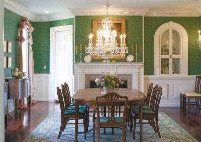 Їдальні в будинках комплексу «Карпатські сади» спроєктовано в різних стилях: від класичного до «кантрі». Як і решта приміщень у цих будинках, розміри їдалень точно відповідають ведичним пропорціям, чудово гармоніюють із Сонцем, Місяцем і зірками. Це пов’язує життя індивідуума з космічним життям, забезпечуючи повноцінне харчування для всіх членів родини.